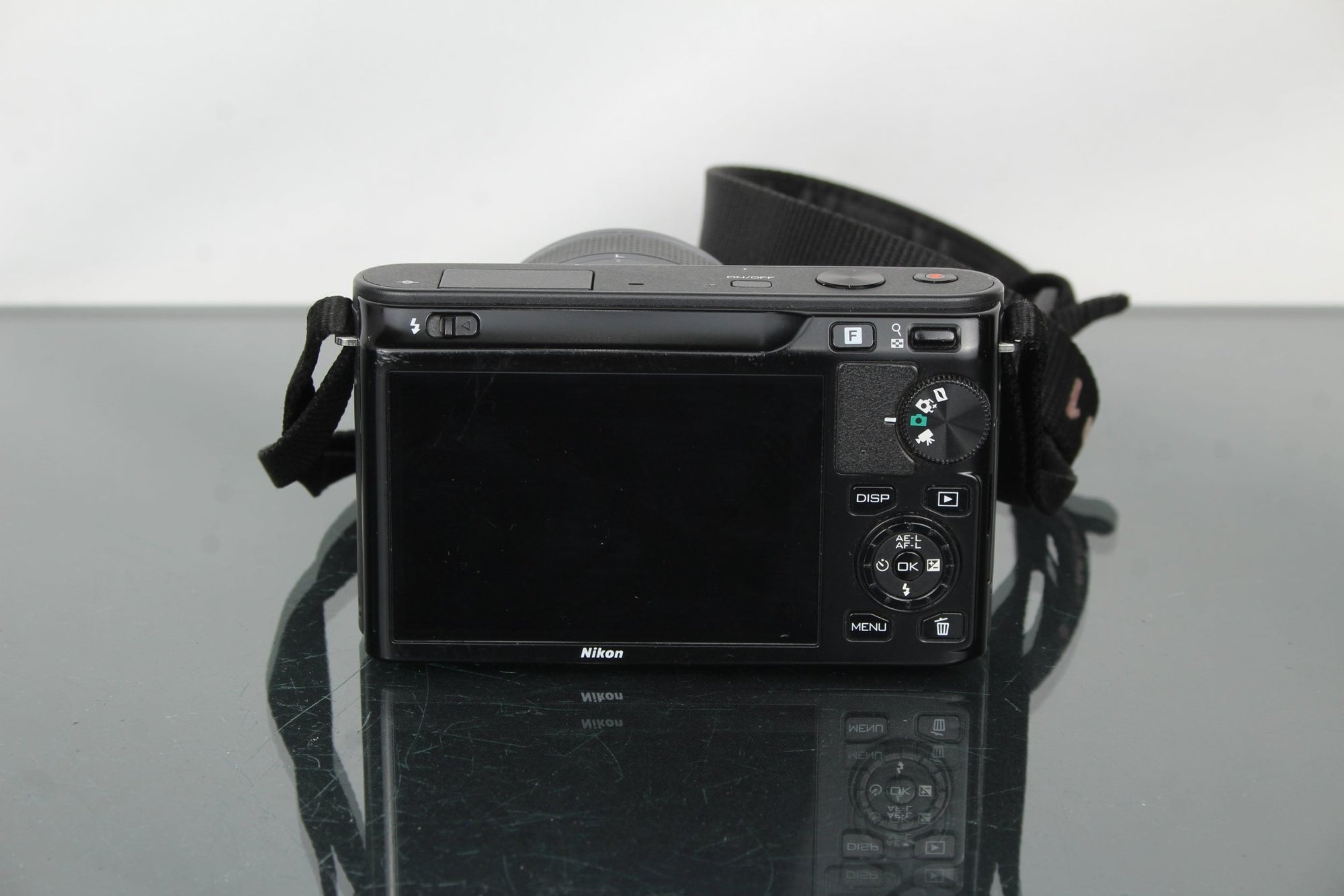Nikon 1 J1 + Nikkor 10 - 30mm 3.5 - 5.6 VR Lens - Dutch|Thrift