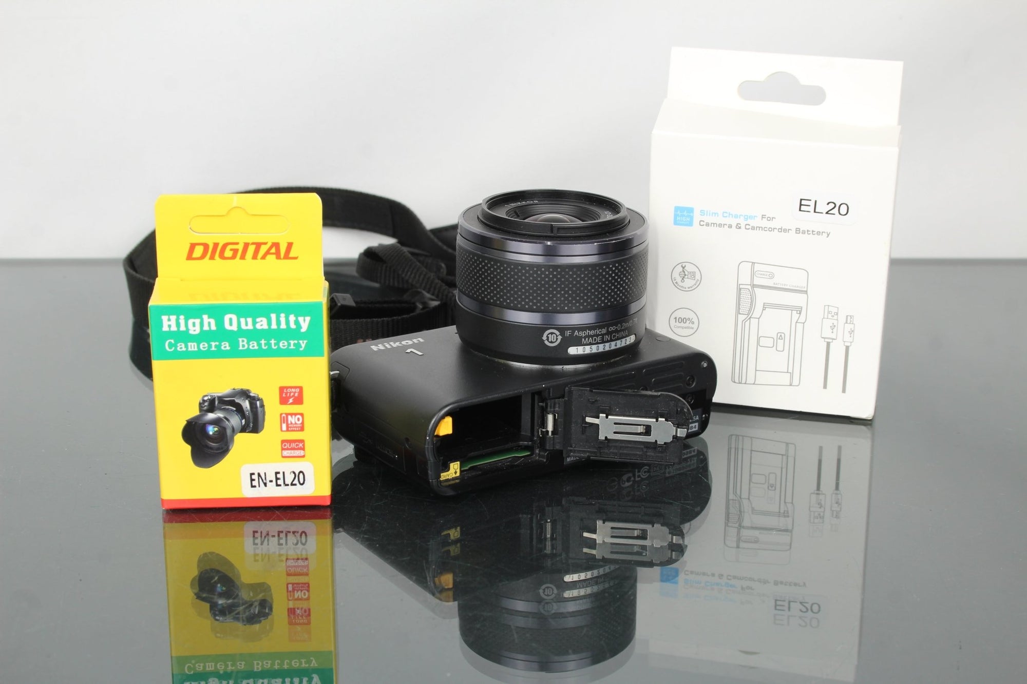 Nikon 1 J1 + Nikkor 10 - 30mm 3.5 - 5.6 VR Lens - Dutch|Thrift